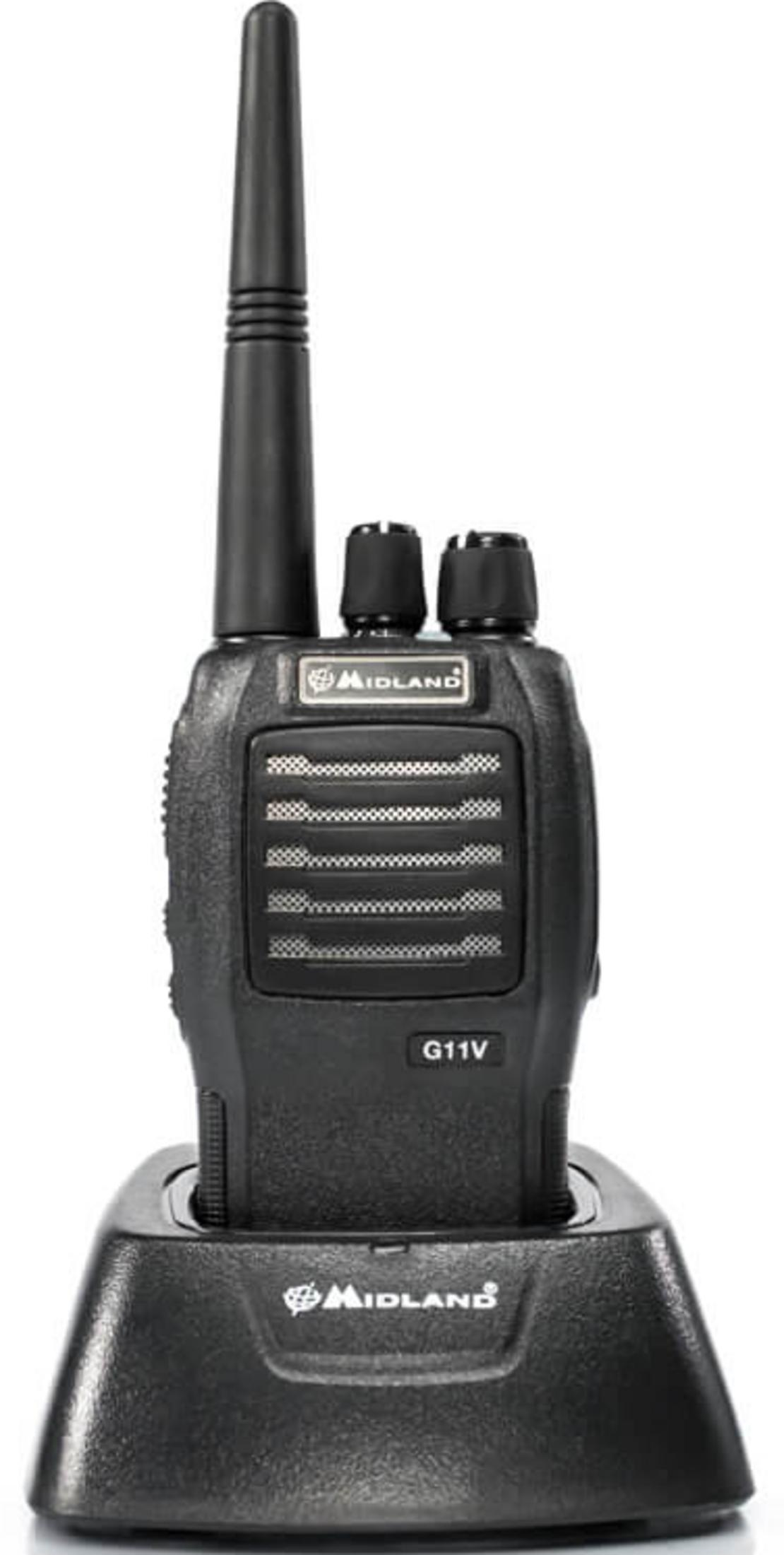 Un walkie-talkie Midland G11V nero è su una base di ricarica.
