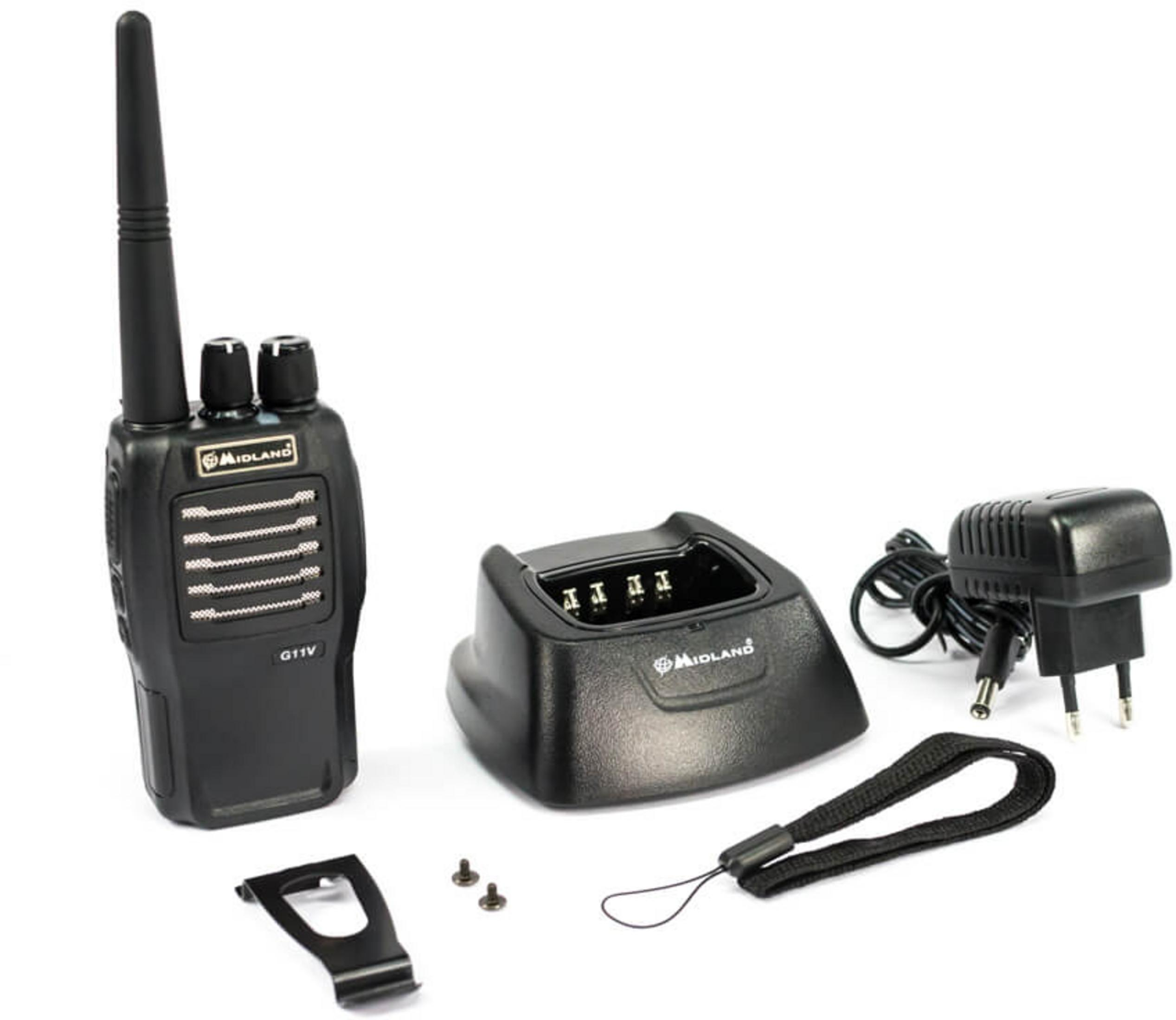 Un walkie-talkie nero con caricabatterie, alimentatore e laccetto su sfondo bianco.