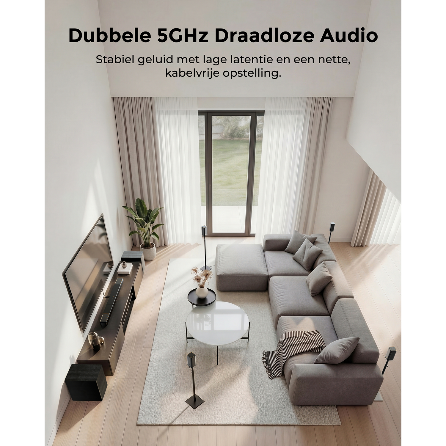 Moderne woonkamer met grote sofa, tv, salontafel en tekst.