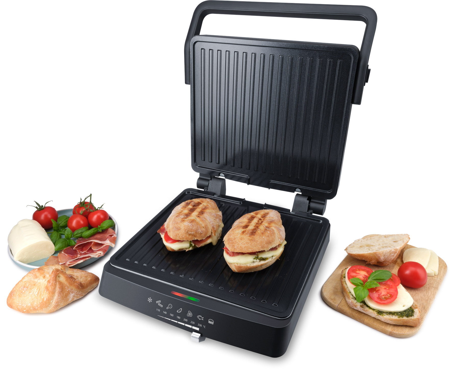 Ein offener Kontaktgrill mit zwei Sandwiches, Zutaten und Brot daneben.
