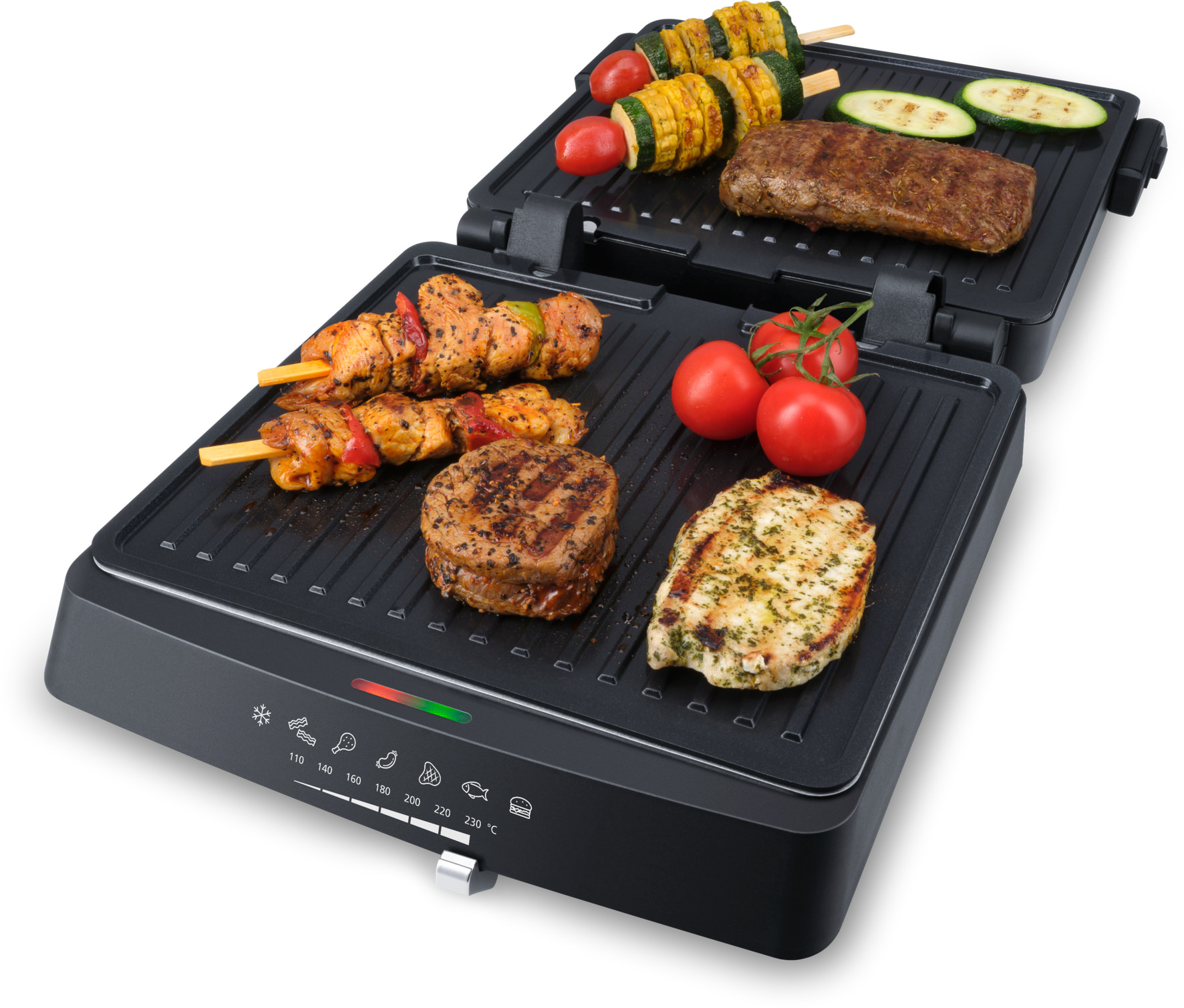 Ein elektrischer Grill mit verschiedenen Fleischsorten, Hähnchenspießen, Gemüse und Tomaten.
