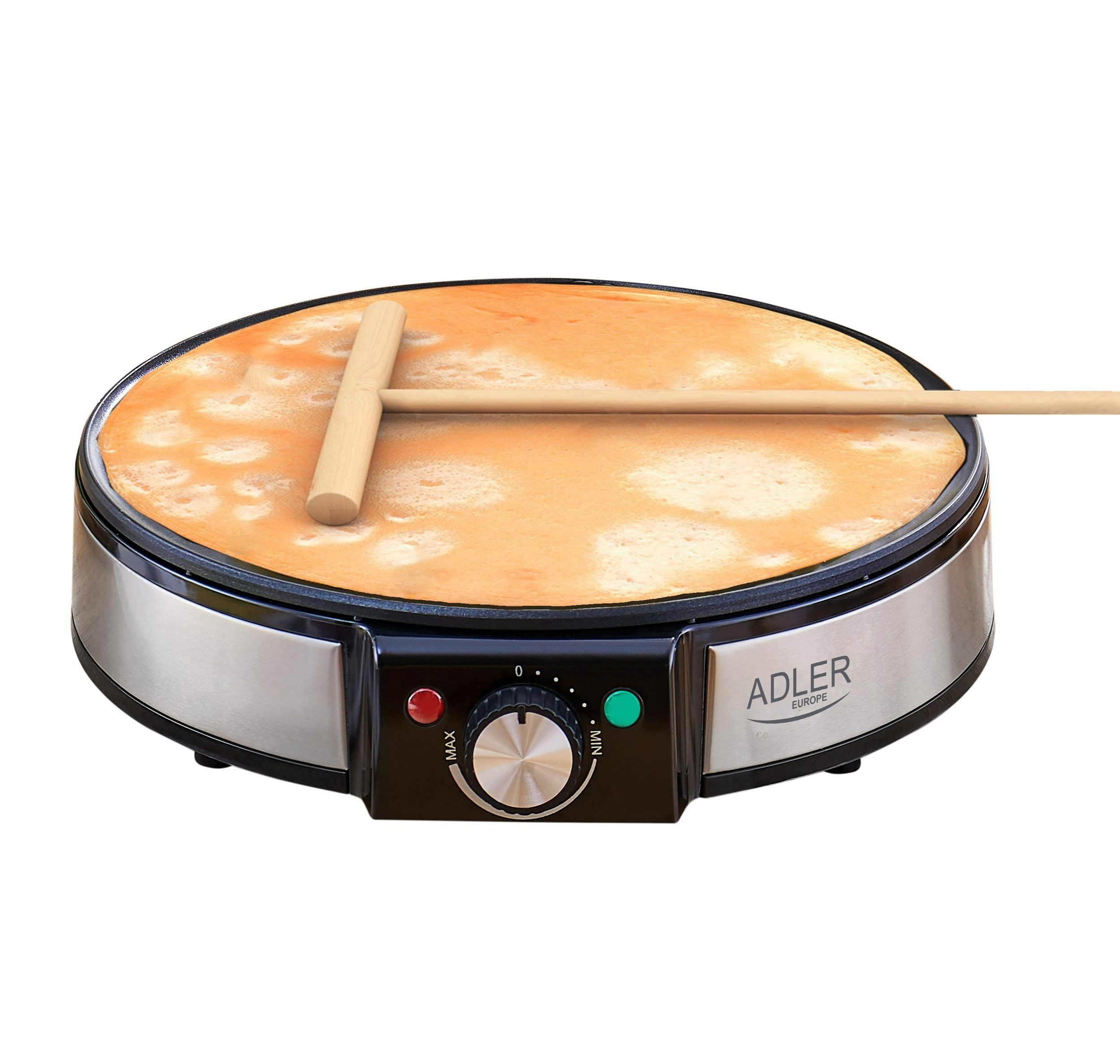 Ein Crêpe mit einem Holzwender auf einer elektrischen Crêpe-Maschine.