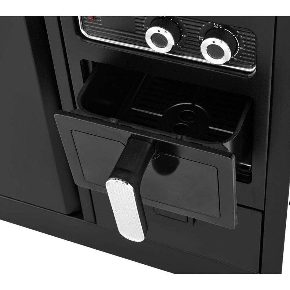 Schwarzer Airfryer mit geöffneter Schublade und silbernem Griff. Bedienelemente oben.