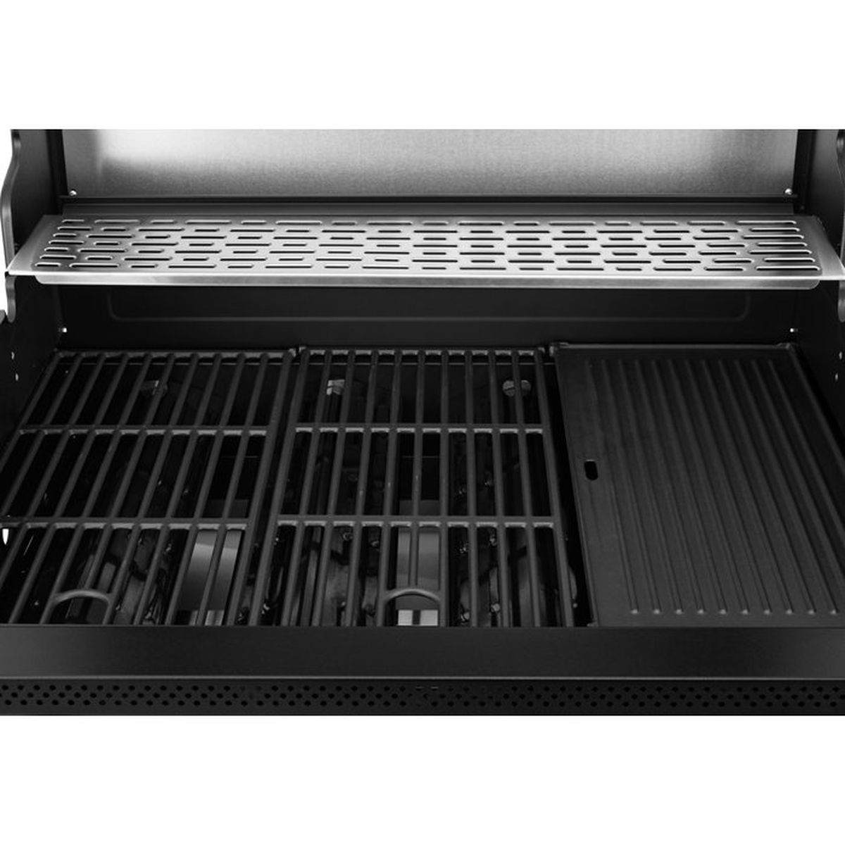 Nahaufnahme eines Gasgrills mit Grillrost und Grillplatte. Metallablage oben.
