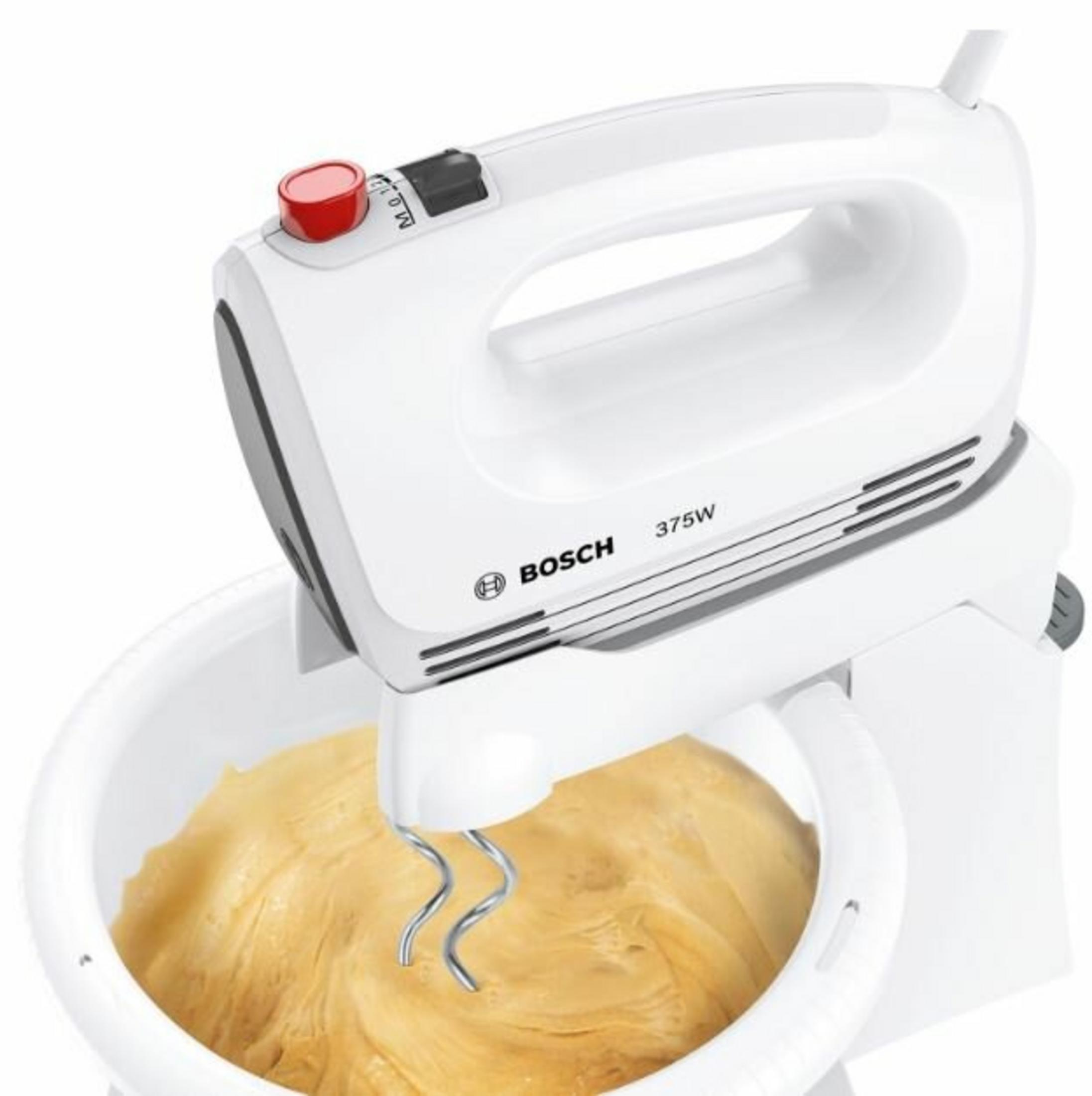 Un frullatore a mano Bosch bianco con ciotola che prepara l'impasto.