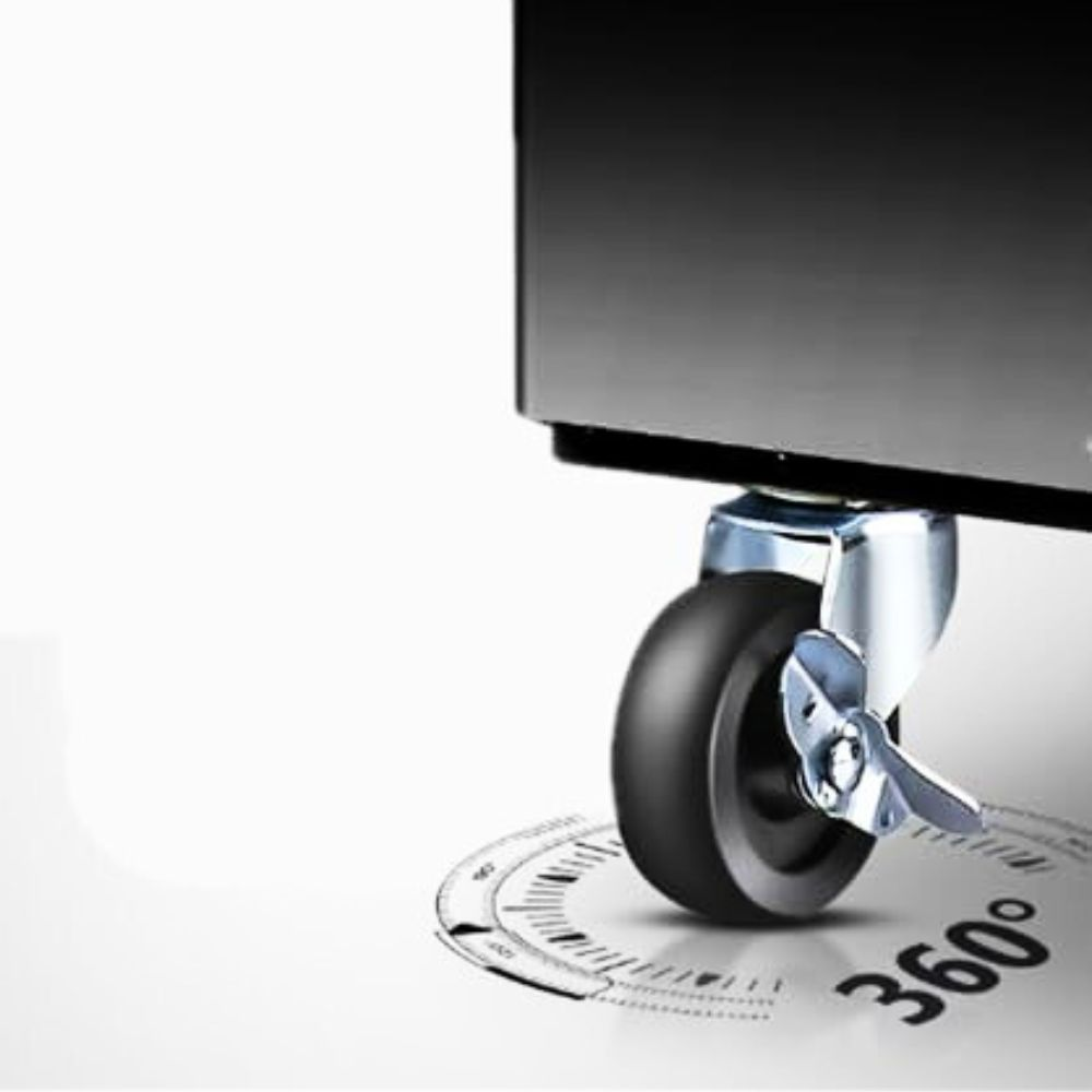 Una rueda negra con soporte metálico sobre fondo blanco, con marca de 360°.