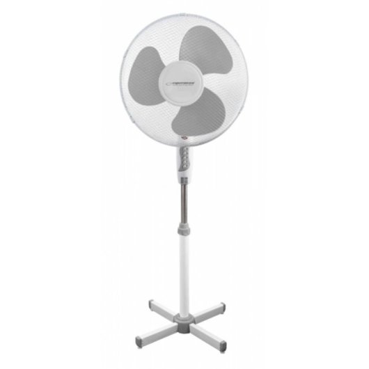 Un ventilatore da terra bianco con pale grigie e base a forma di X.