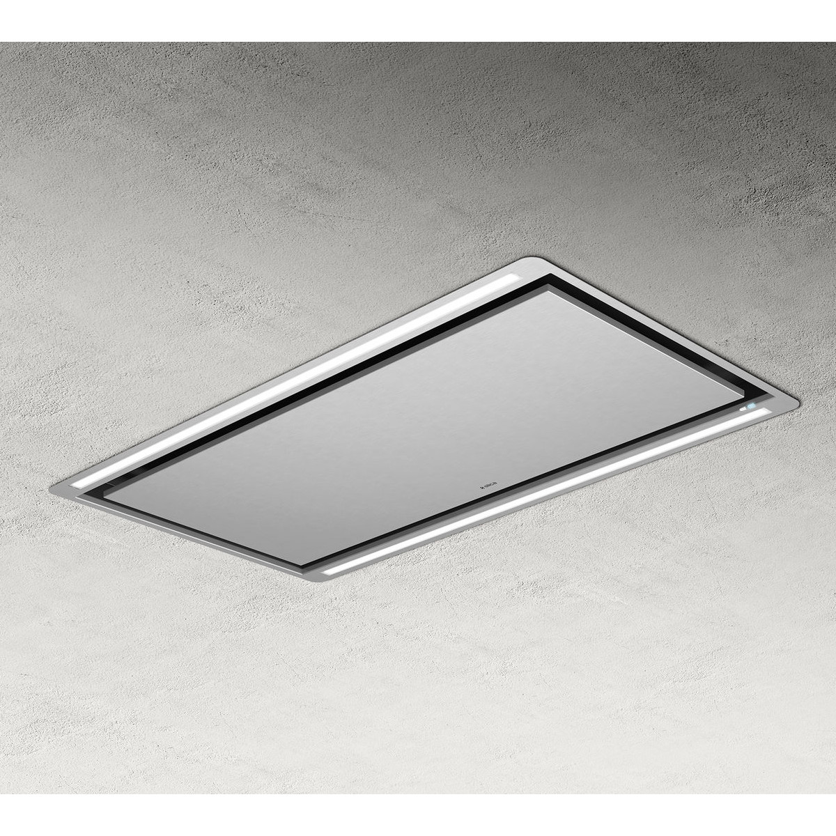 Una moderna cappa aspirante in metallo con luci LED, installata su un soffitto in cemento.