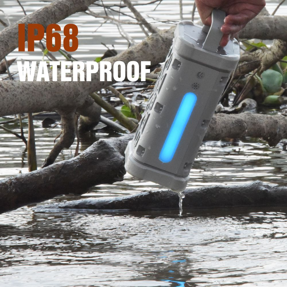 Altavoz impermeable gris con luz azul sobre el agua.