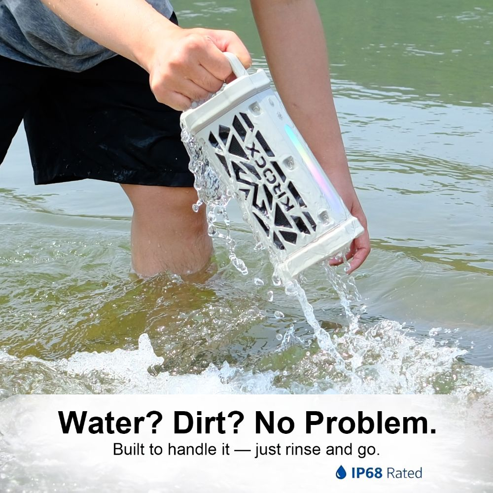 Una persona sostiene un altavoz KROCX blanco en el agua. Salpica agua.