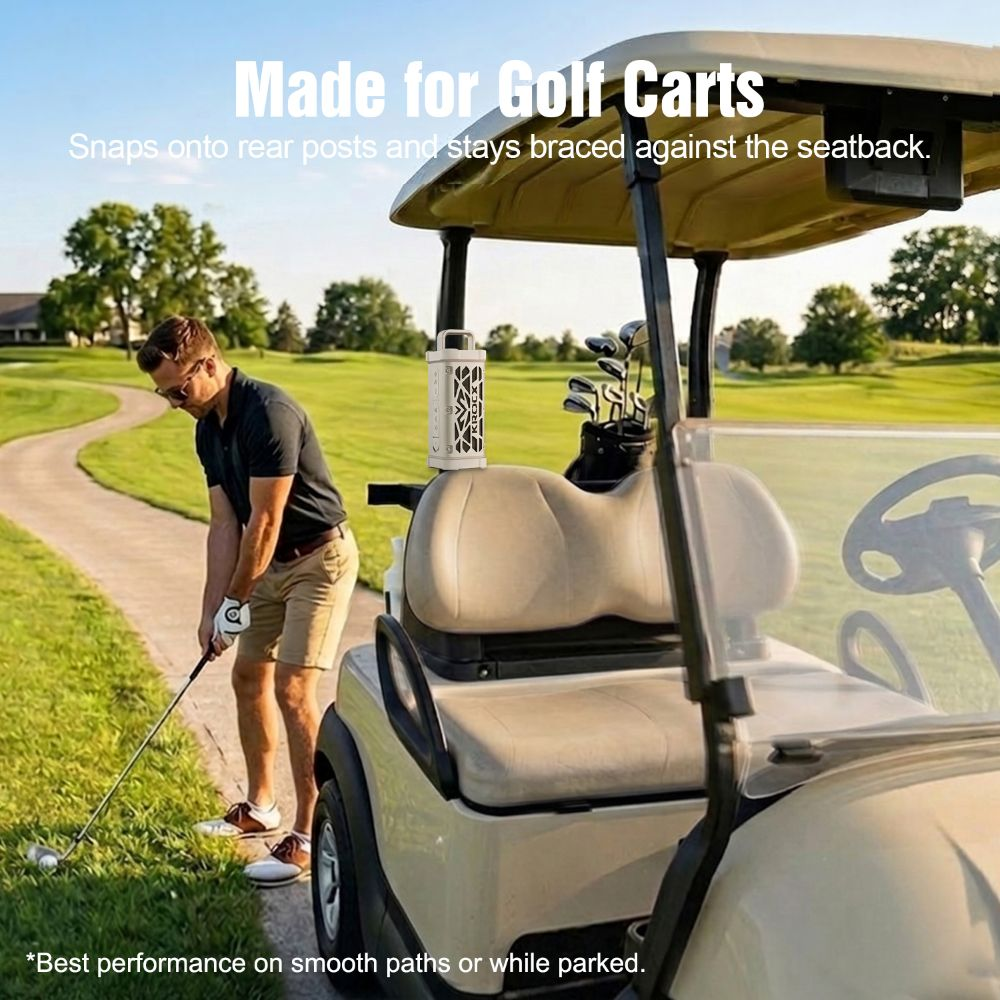 Un hombre juega al golf junto a un carrito de golf con un accesorio.