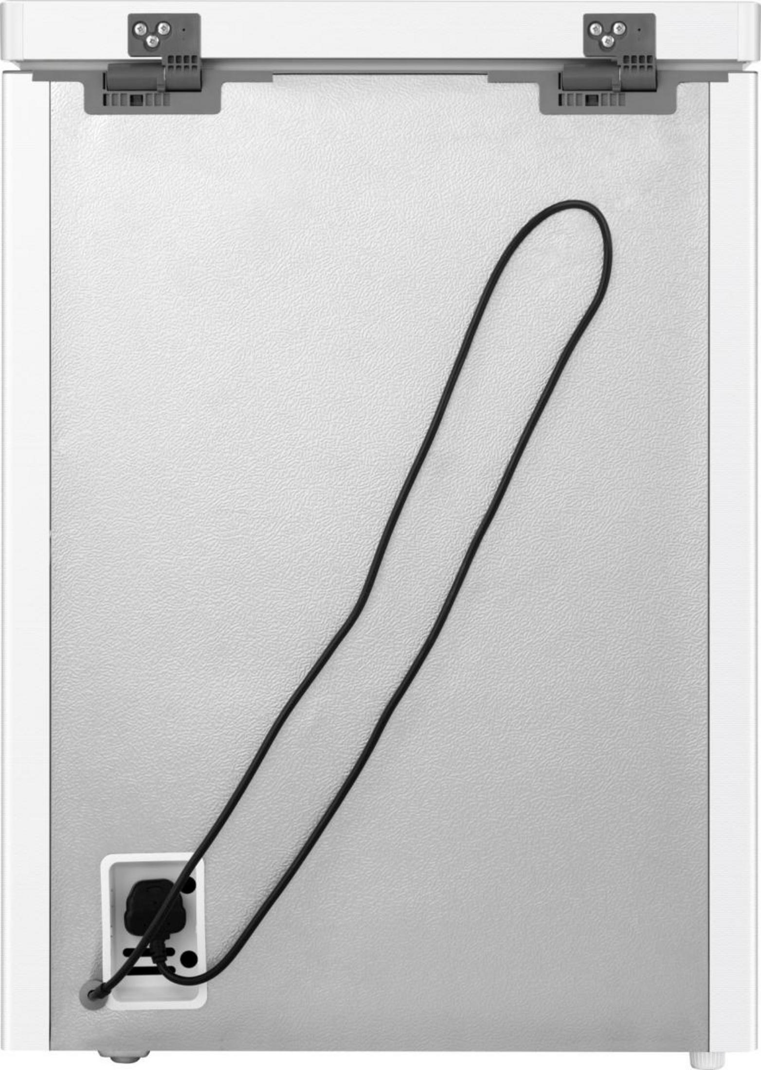 Rückseite eines weißen Gefrierschranks mit schwarzem Kabel und Stecker.