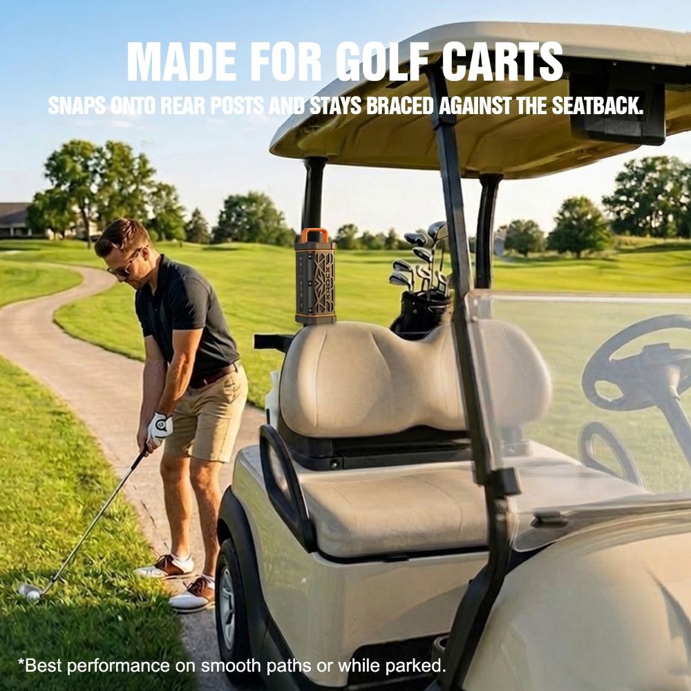 Un hombre juega al golf junto a un carrito de golf con un altavoz.