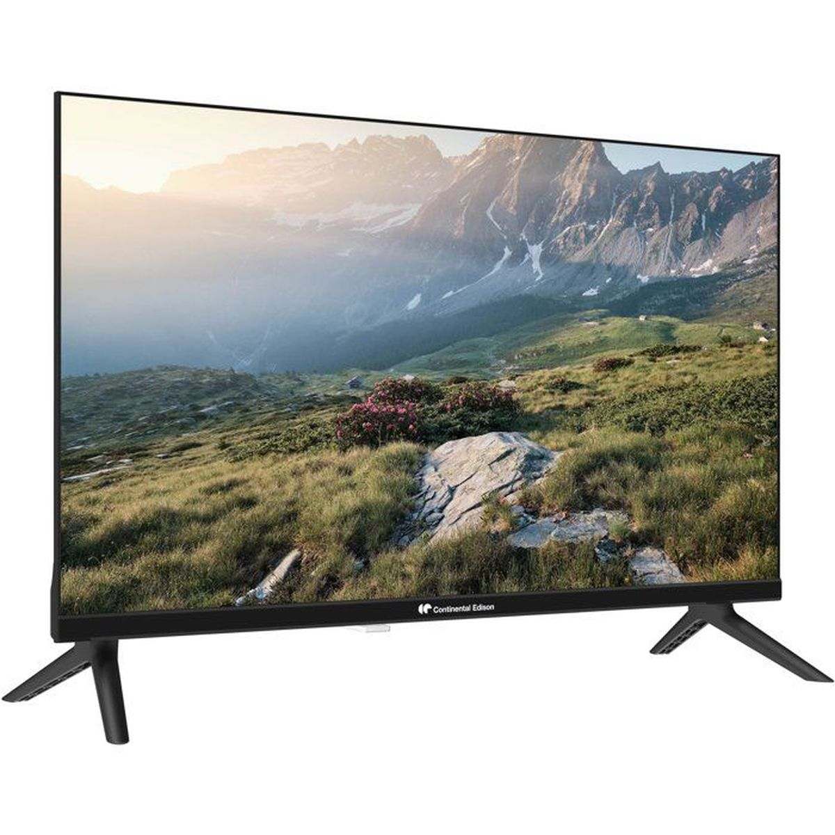 Una TV a schermo piatto mostra un paesaggio montano panoramico con colline verdi e un cielo luminoso.