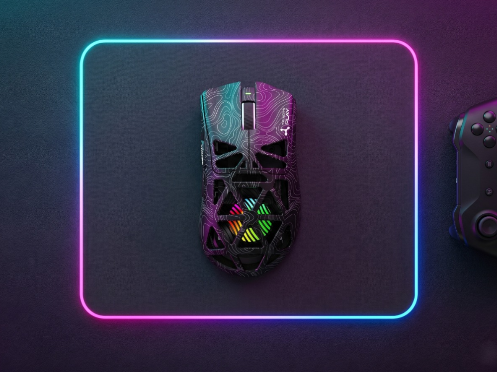 Mysz gamingowa z wzorem topograficznym i podświetleniem RGB na macie z neonowym obramowaniem.