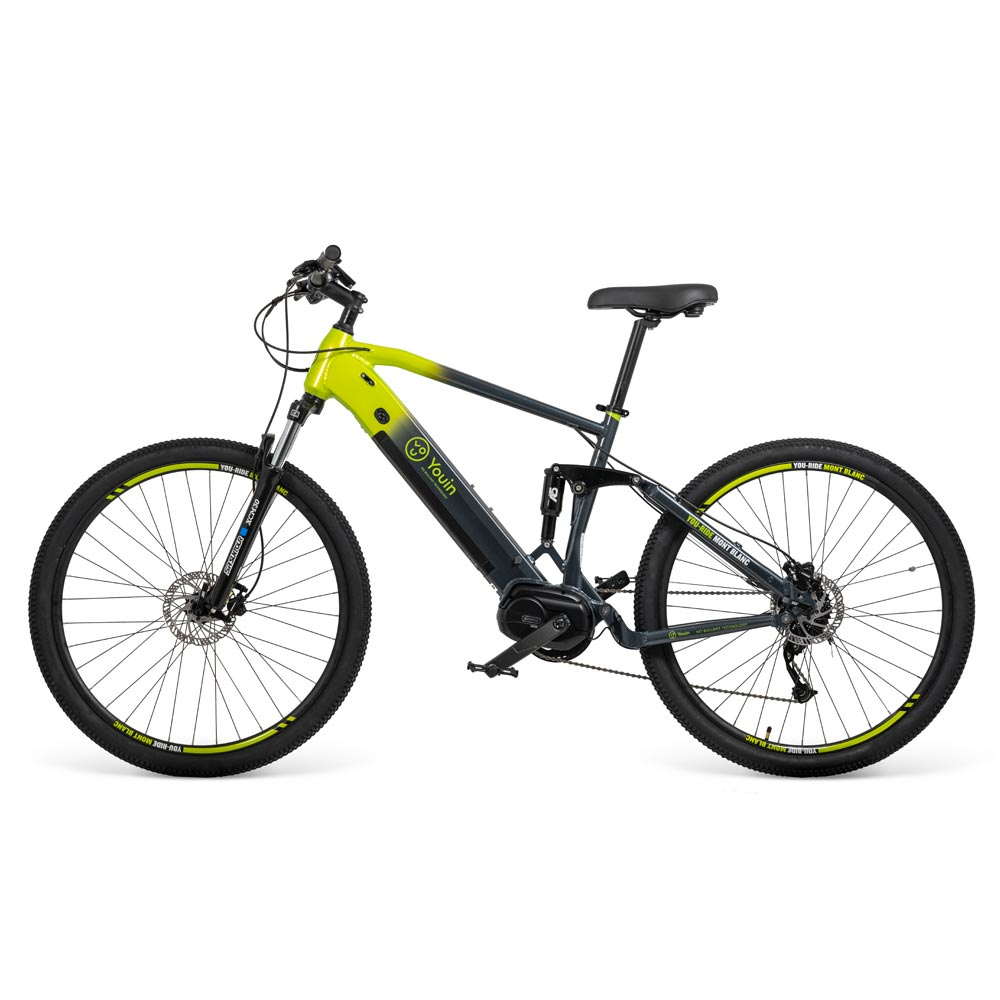 Ein graues und gelbes E-Mountainbike mit Vollfederung steht vor einem weißen Hintergrund.
