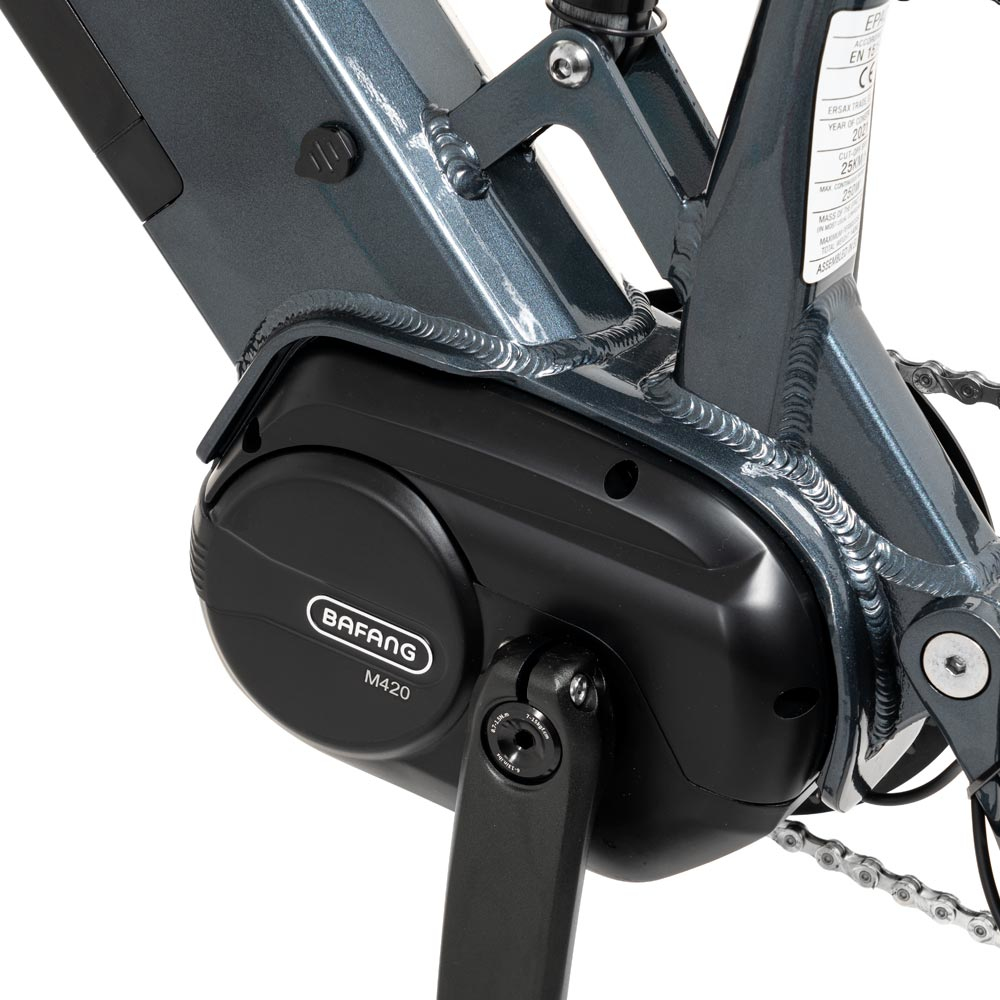 Nahaufnahme des Bafang M420 Motors an einem grauen E-Bike-Rahmen mit Kette.