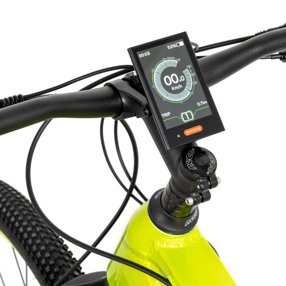 Nahaufnahme eines Fahrrad-Displays mit Geschwindigkeit und Akkuladung.