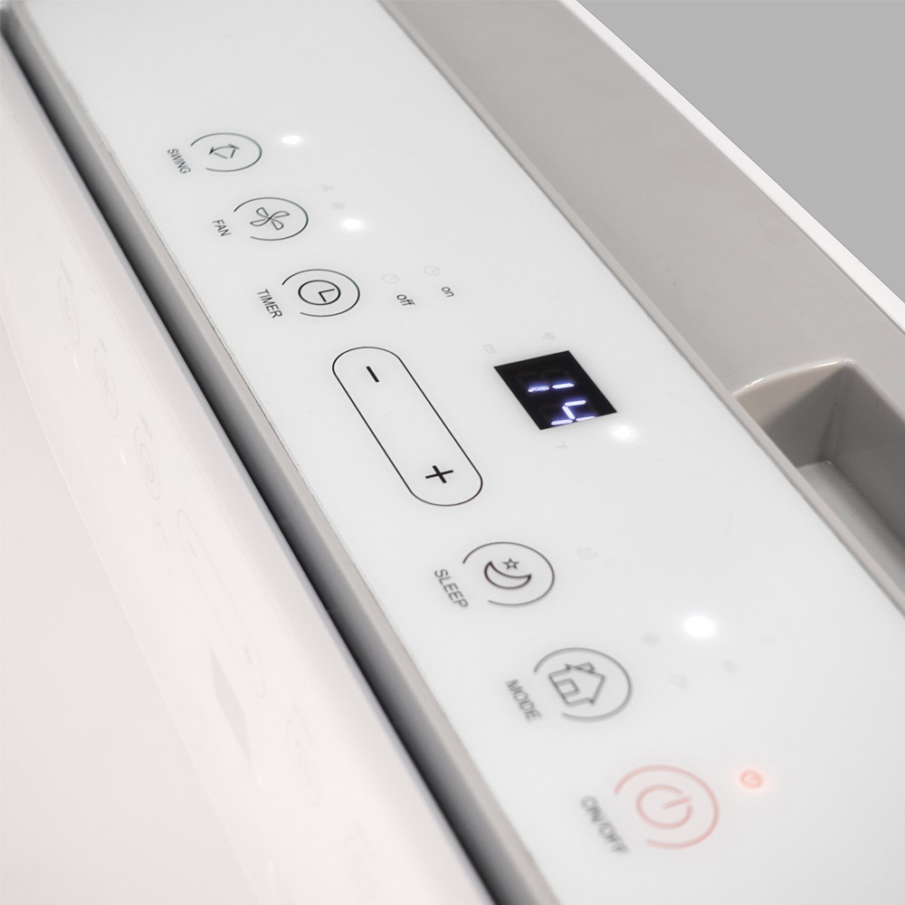 Panel de control de un dispositivo blanco con botones de oscilación, ventilador, temporizador, modo noche y encendido/apagado. Muestra 14.