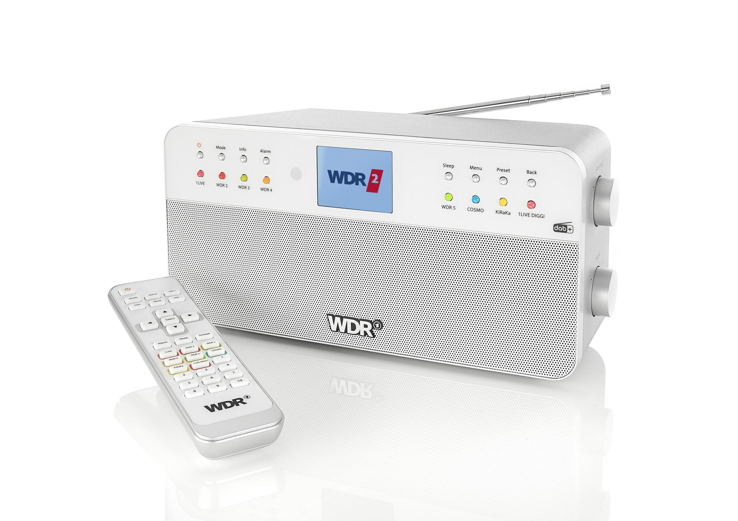Ein silbernes DAB+-Radio mit Fernbedienung auf weißem Hintergrund.