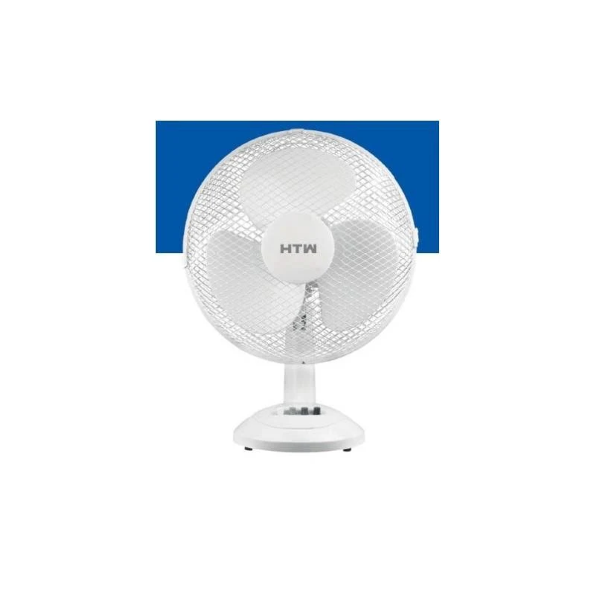 Un ventilador de sobremesa blanco con tres aspas y el logo HTW.