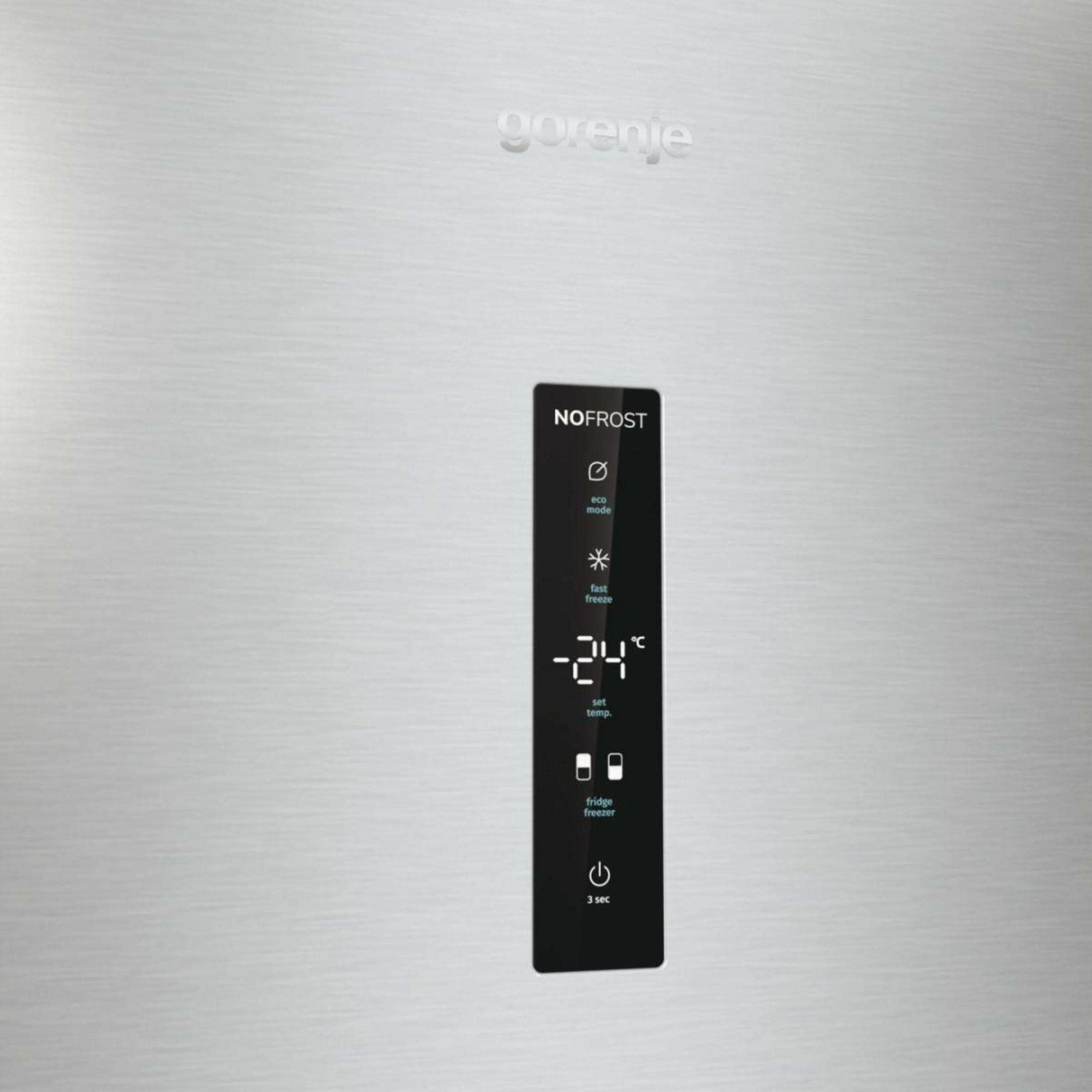 Wyświetlacz lodówki Gorenje NoFrost pokazuje -24°C, tryb eko i funkcję szybkiego zamrażania.