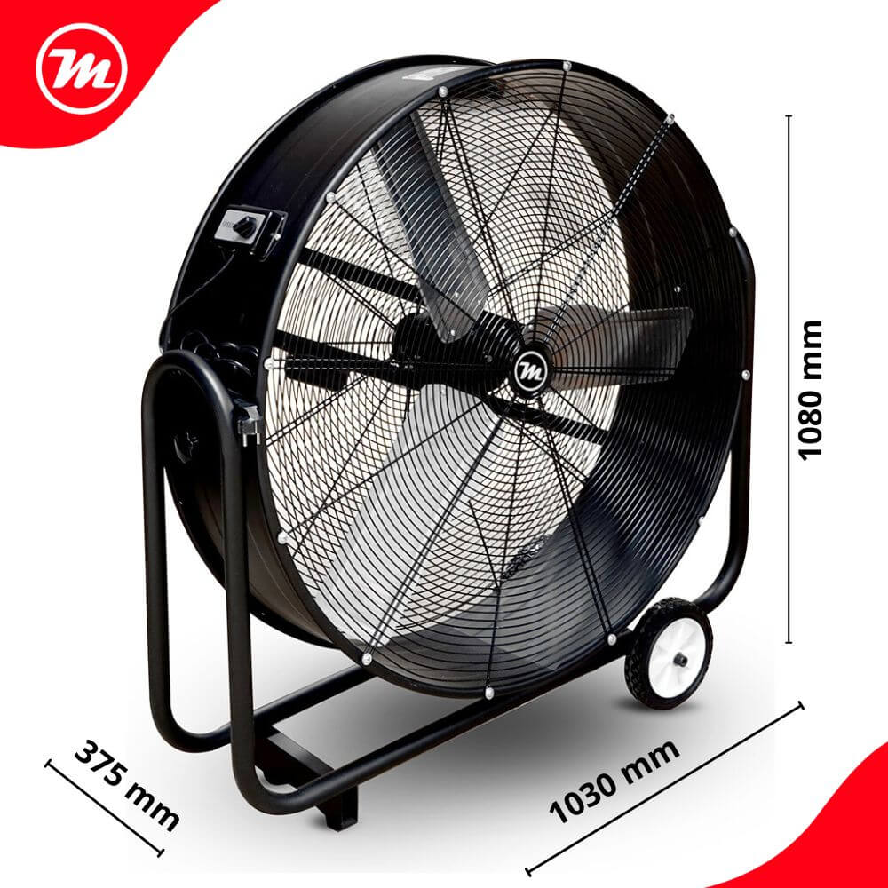 Un gran ventilador industrial negro con ruedas y rejilla protectora metálica.