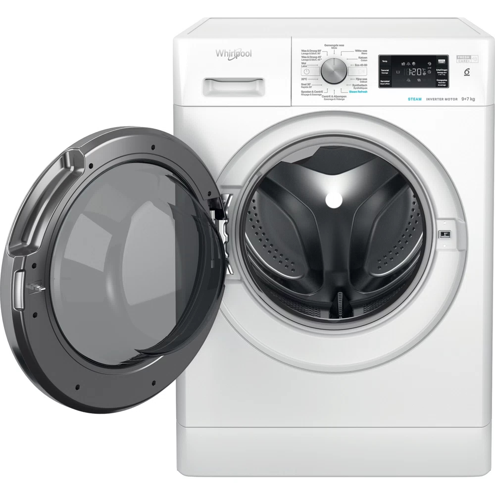 Een witte Whirlpool wasmachine met de deur open, trommel zichtbaar.