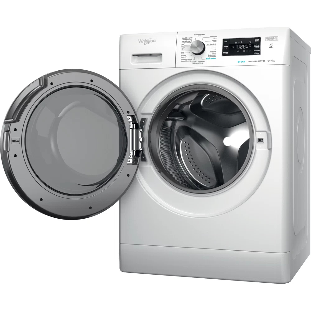 Een witte Whirlpool wasmachine met de deur open, die de zilveren trommel onthult.