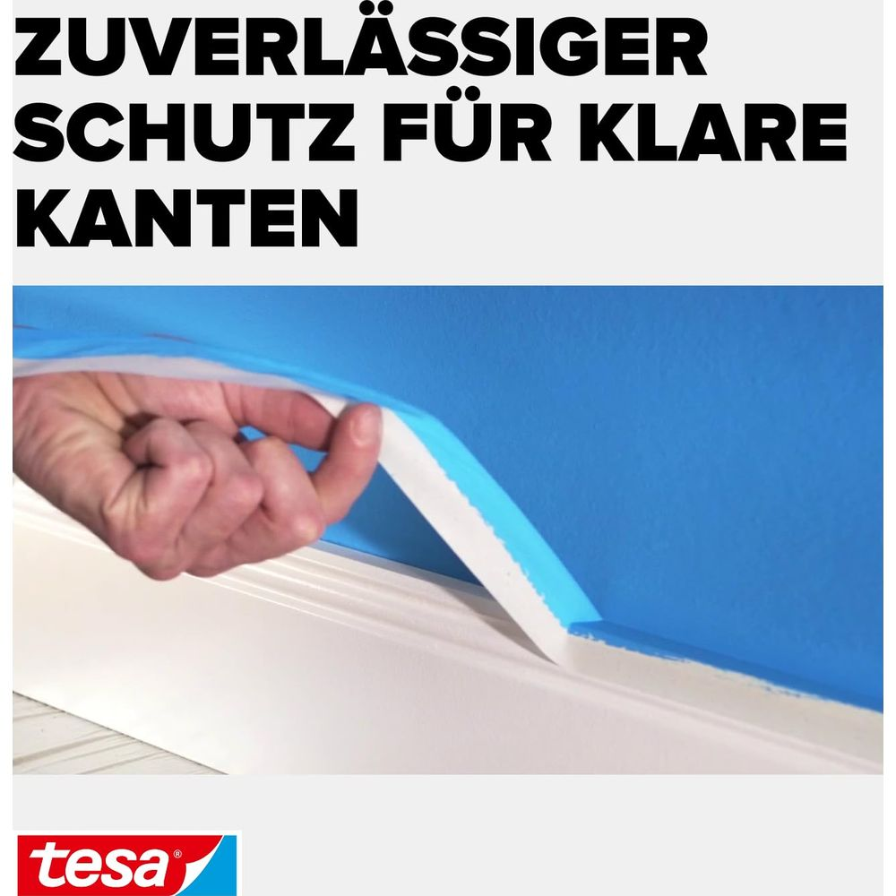 Ein Mann klebt blauen Malerkrepp auf eine weiße Fußleiste.