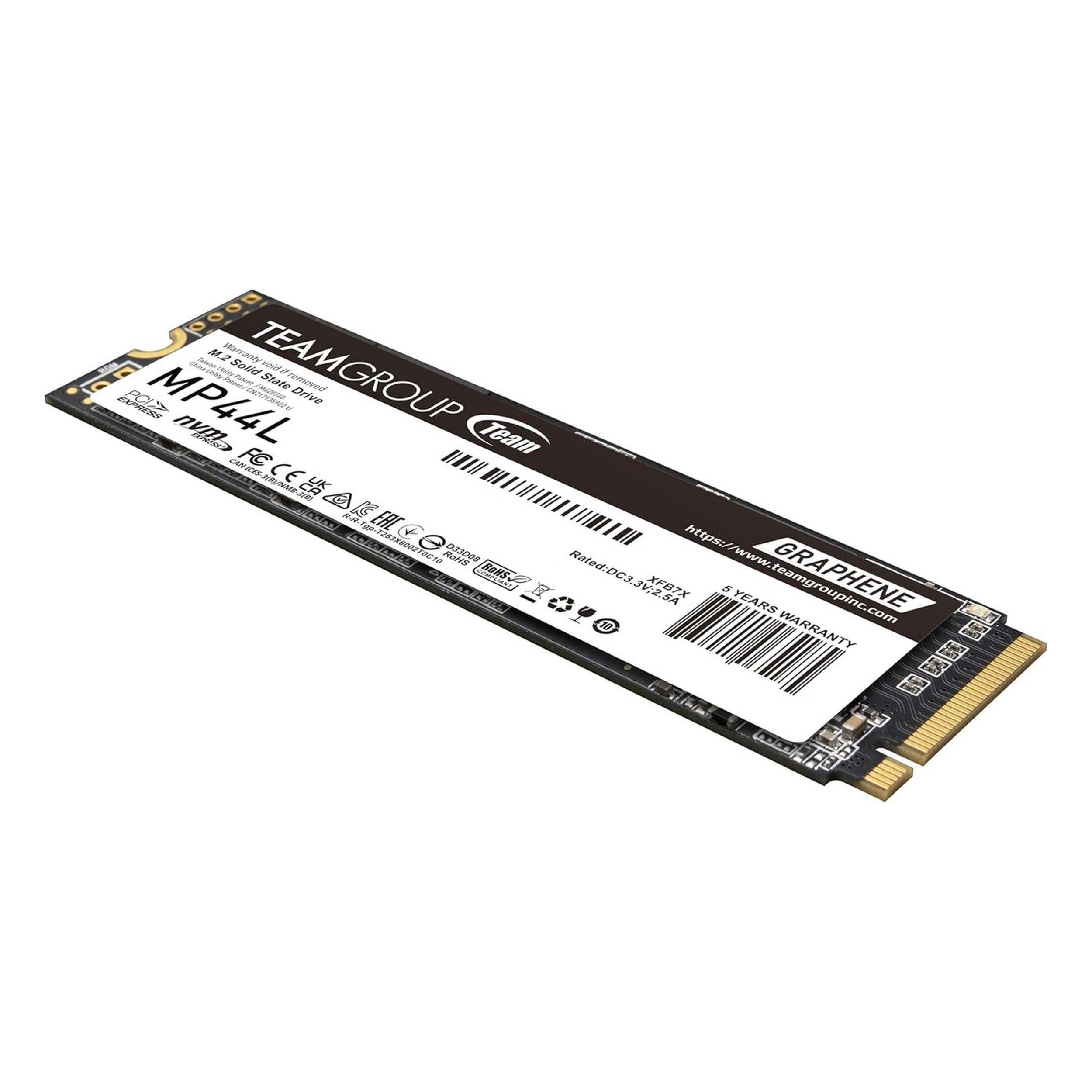 Una SSD M.2 Teamgroup MP44L con disipador de grafeno y conector dorado.