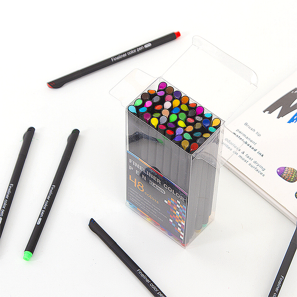 Una scatola di 48 pennarelli fineliner di vari colori, con alcuni sparsi.