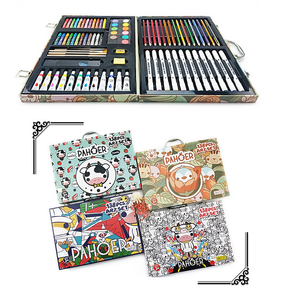 Un set d'arte aperto con matite colorate, pastelli, pennelli e colori. Sotto ci sono quattro scatole d'arte colorate.