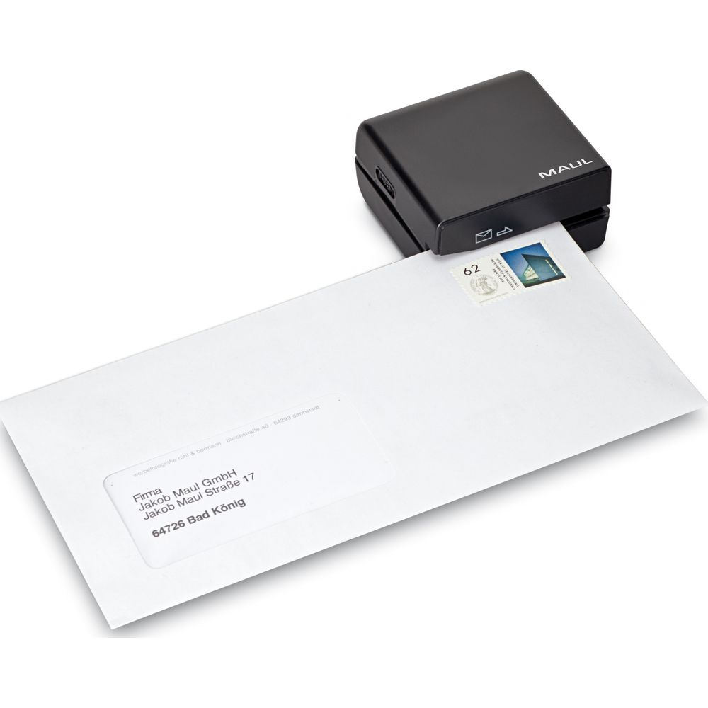 Schwarzer MAUL-Stempel über einem weißen Umschlag mit Briefmarke.