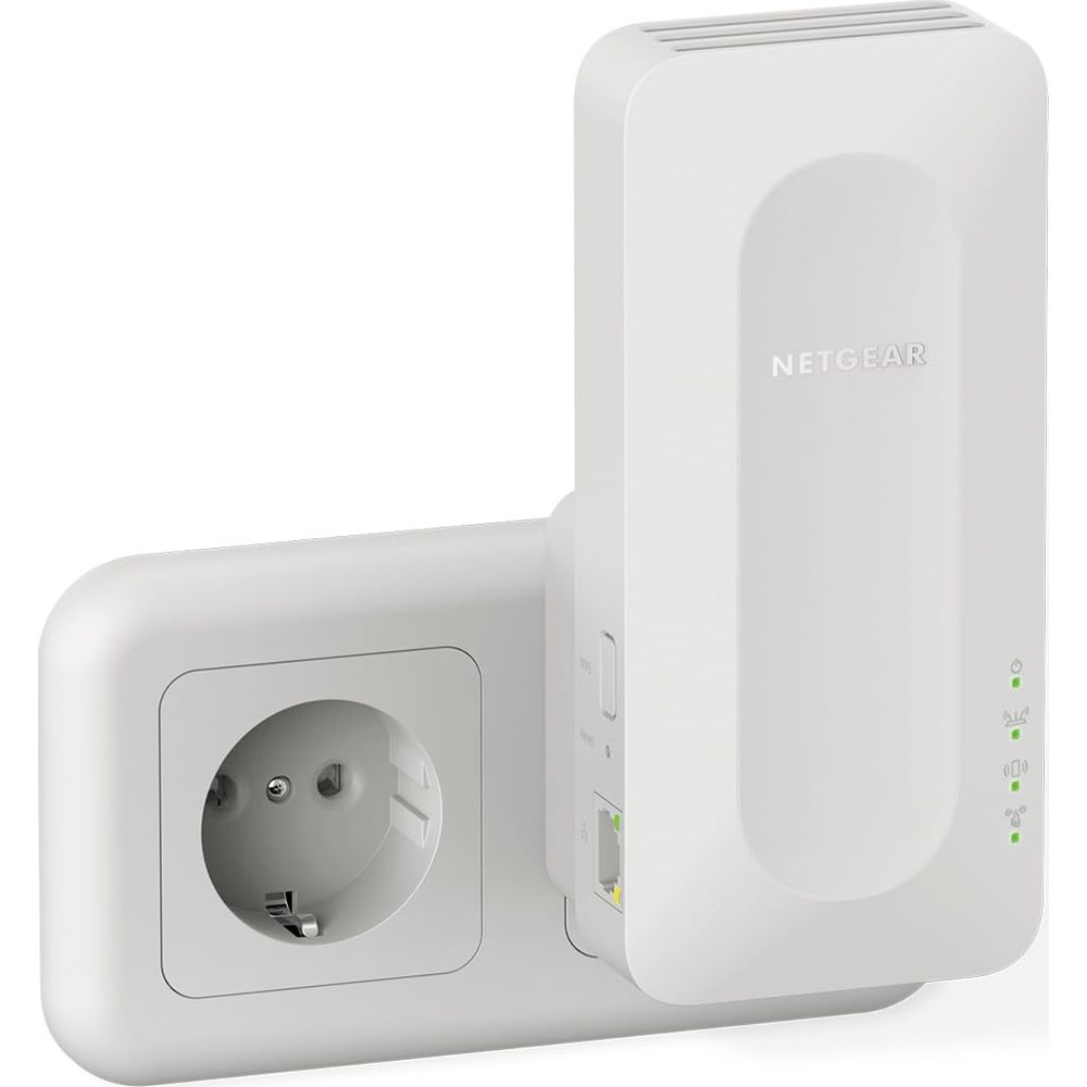 Ein weißer Netgear WLAN-Repeater wird in eine weiße Wandsteckdose gesteckt.