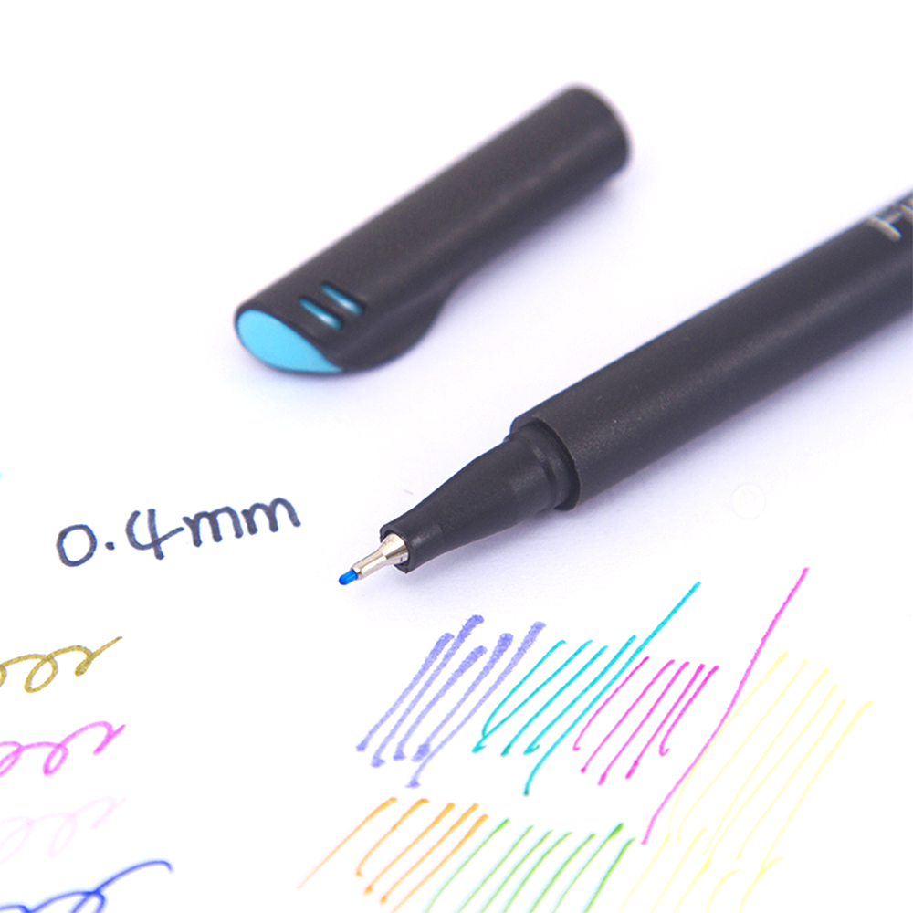 Una penna nera con punta blu riposa su carta bianca accanto al suo cappuccio e linee colorate.