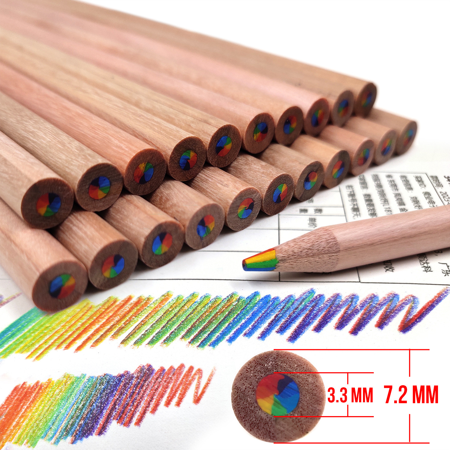 Matite colorate in legno con mine arcobaleno su carta con tratti di pastello.