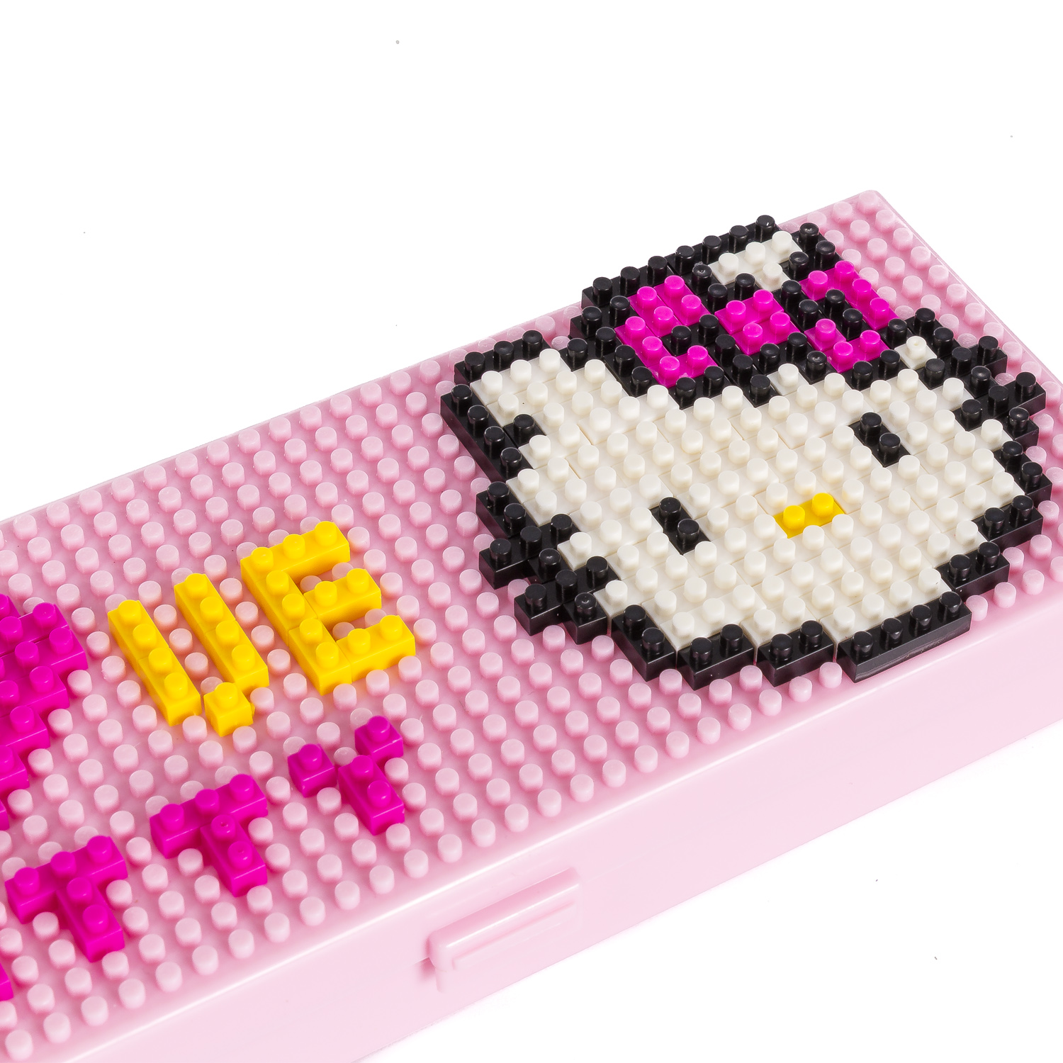Una scatola rosa con Hello Kitty e testo fatto di perline.