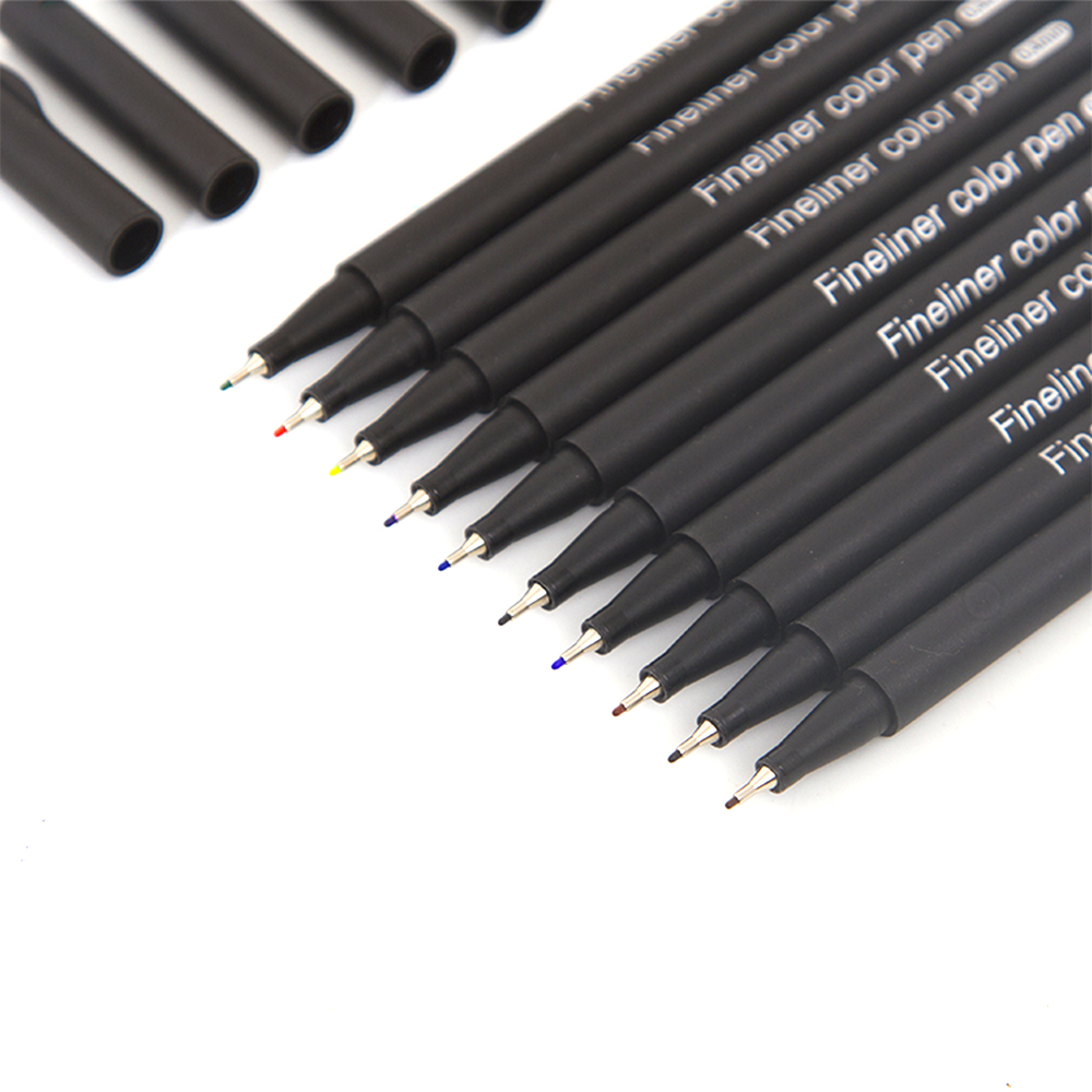 Un set di penne fineliner nere con punte e tappi colorati sparsi.