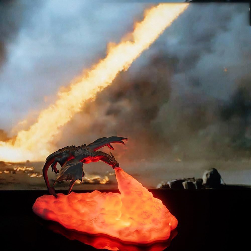 Ein Drache speit orangefarbenes Feuer auf eine leuchtend rote Basis, mit einer feurigen Rauchwolke am Himmel.