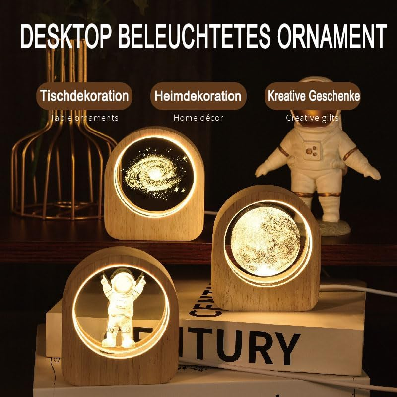 Drei beleuchtete Holzornamente: Astronaut, Galaxie und Mond. Ein Astronaut steht im Hintergrund.