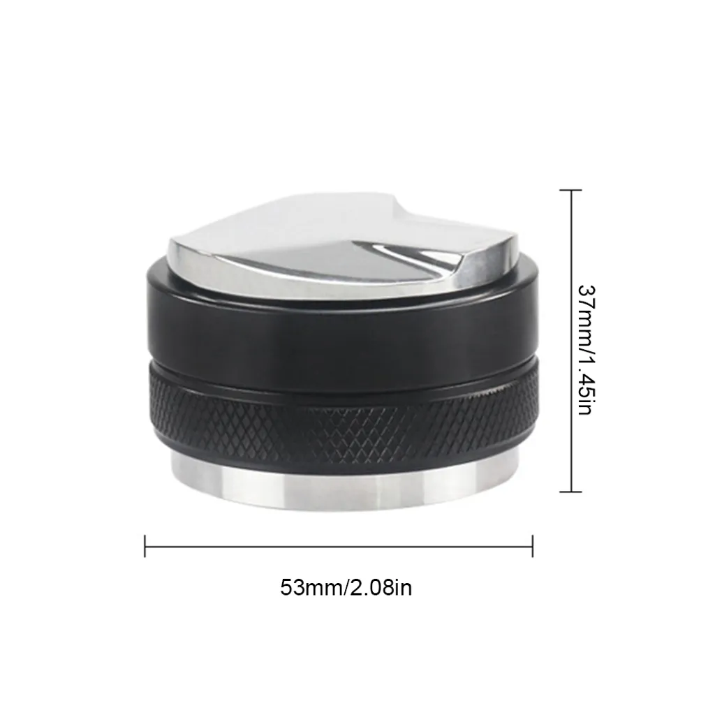 Ein silberner Kaffee-Tamper mit schwarzem Griff und Rillen. Maße 53x37mm.