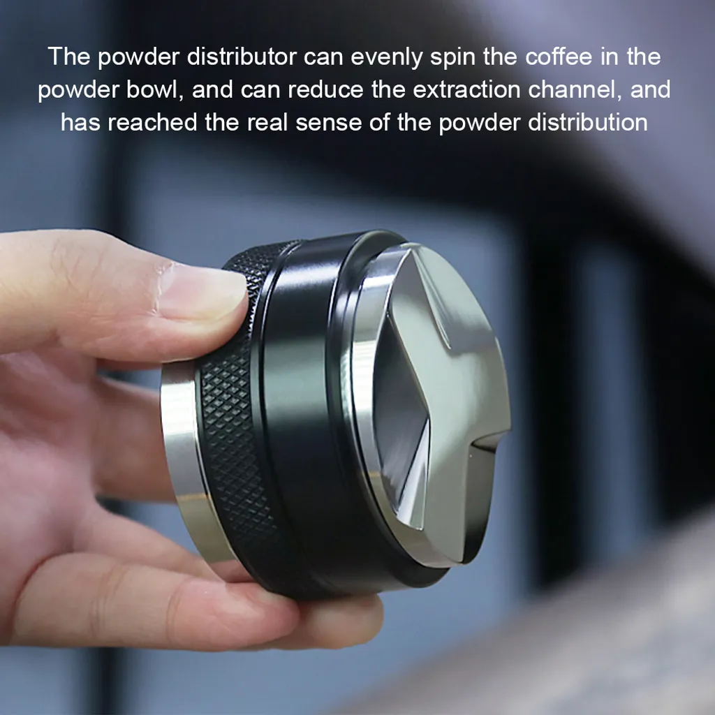 Eine Hand hält einen schwarzen Kaffee-Pulververteiler mit silbernen Akzenten.