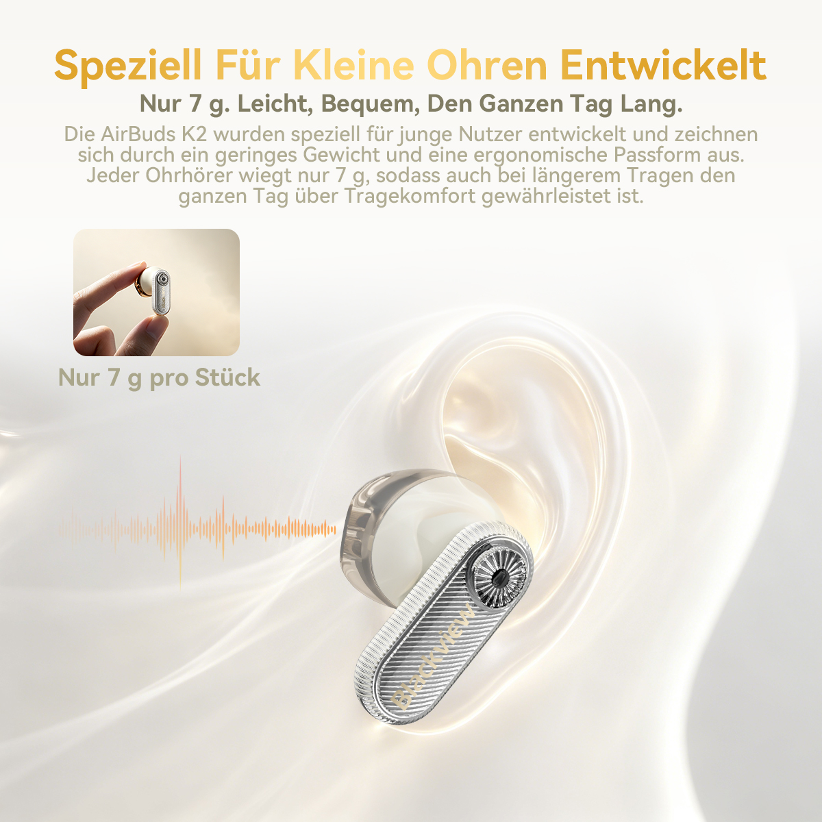 Ein weißer Ohrhörer mit silbernem Detail auf einem neutralen Hintergrund.