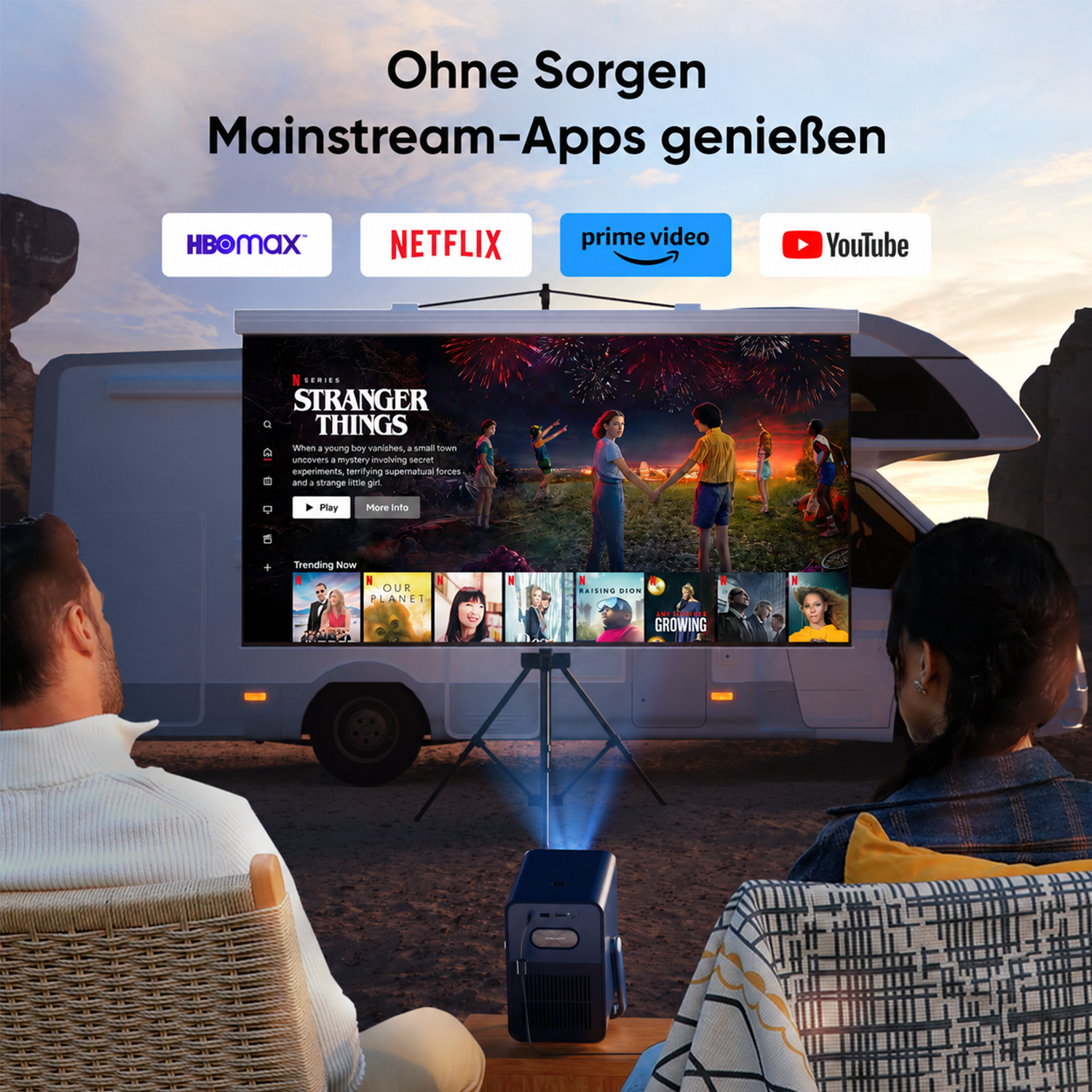 Menschen sehen Stranger Things draußen auf einer Projektionsleinwand, mit Logos von Streaming-Diensten darüber.