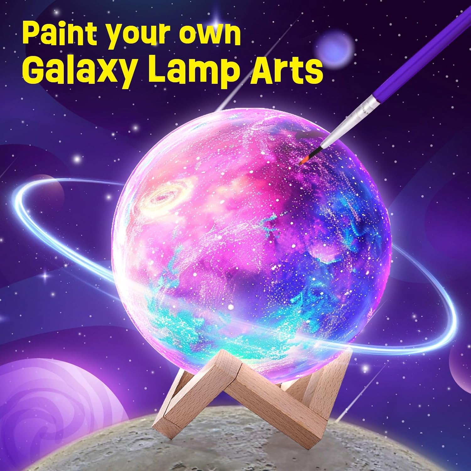 Ein Pinsel bemalt eine Galaxylampen-Kugel mit lila und blauen Farben.