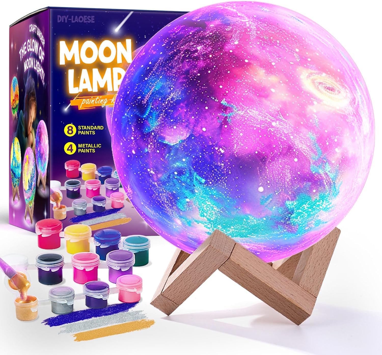 Ein leuchtender Mond, der auf einem Holzständer steht, mit Farb- und Pinselset daneben.
