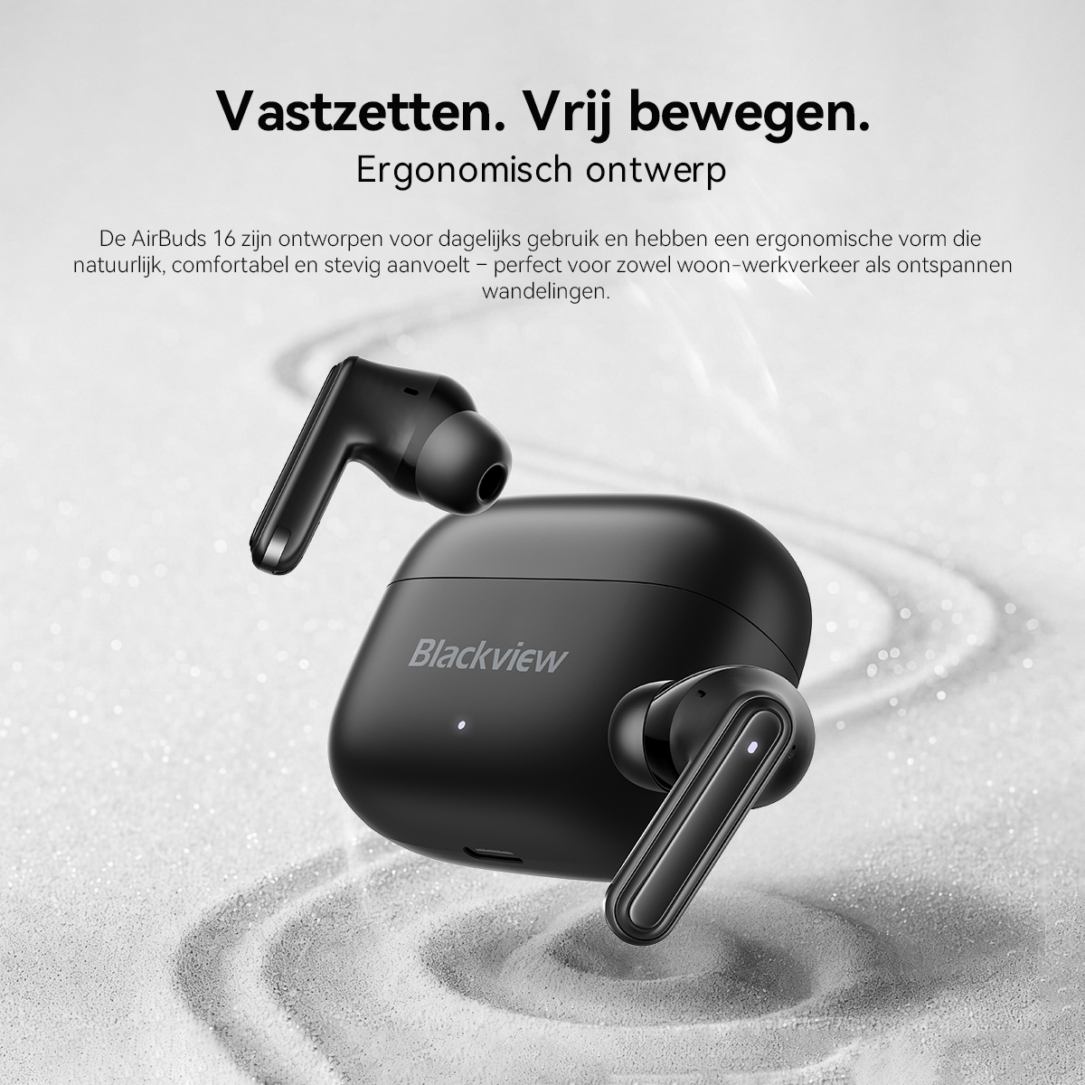 Zwarte Blackview AirBuds 16 met oplaadcase op zandige achtergrond.