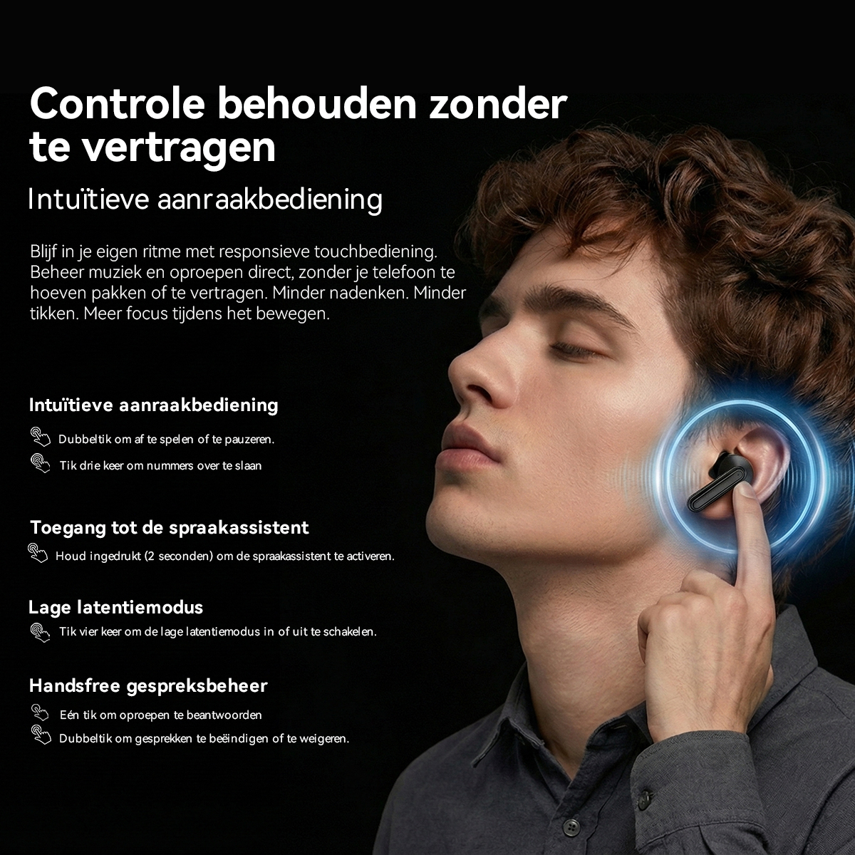 Man met oortelefoon en blauwe ringen, die touch control demonstreert.