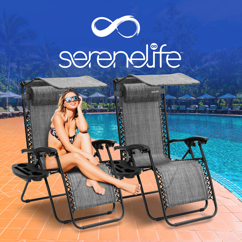 Eine Frau im Bikini sitzt auf einem grauen Liegestuhl am Pool. Zwei Liegestühle sind zu sehen.